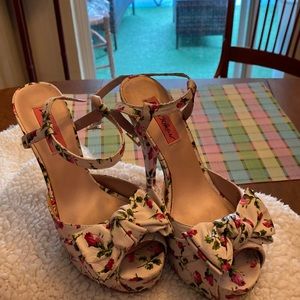 Beautiful Betsy Johnson heels size 7.5